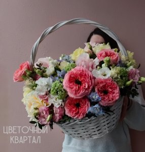 Композиция в корзине «Шепот роз» от Студии «Цветочный Квартал» в Бутово