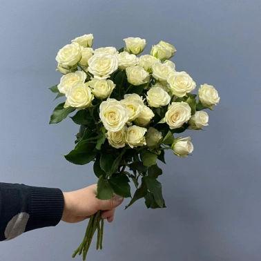 Букет из 7 белых кустовых роз