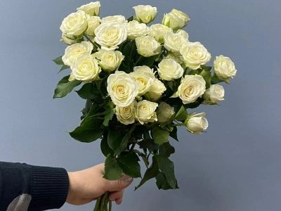 Букет из 7 белых кустовых роз