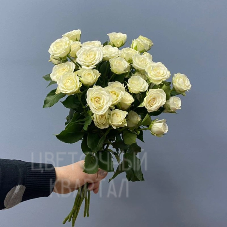 Букет из 7 белых кустовых роз