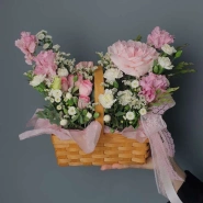 Классические розовые розы с другими цветами в корзинке 0